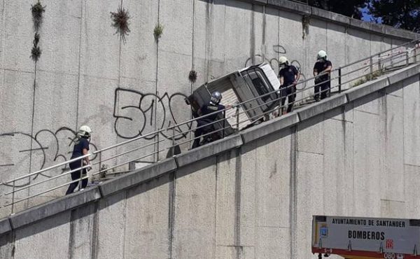 El motocarro cayó del Parque de la Pereda a las escaleras que comunican con la calle Ernest Lluch. / ANTONIO 'SANE'