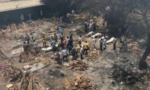 Cremaciones masivas en la capital de India ante el aumento de muertos por covid