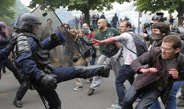 antidisturbios-Paris-manifestantes-Hollande-flexibilidad_EDIIMA20160527_0400_19